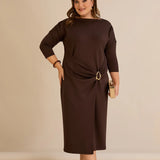 Елегантна рокля с лодка деколте и златисти акценти