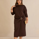 Елегантна рокля с лодка деколте и златисти акценти