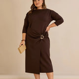 Елегантна рокля с лодка деколте и златисти акценти