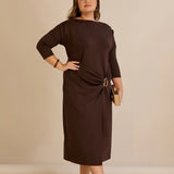 Елегантна рокля с лодка деколте и златисти акценти