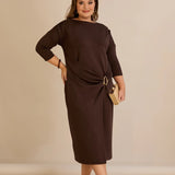 Елегантна рокля с лодка деколте и златисти акценти