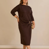 Елегантна рокля с лодка деколте и златисти акценти