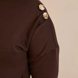 Елегантна рокля с лодка деколте и златисти акценти