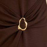 Елегантна рокля с лодка деколте и златисти акценти