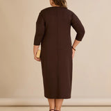 Елегантна рокля с лодка деколте и златисти акценти