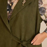 Елегантен елек с ревер и брошка - каки