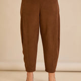 Еластичен панталон с модерна барел кройка - кафяв