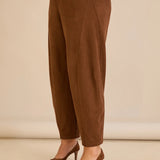 Еластичен панталон с модерна барел кройка - кафяв