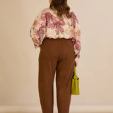 Еластичен панталон с модерна барел кройка - кафяв