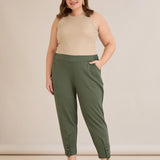 Еластичен дамски панталон с копчета - олив