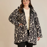 Стилно яке с качулка и абстрактен принт