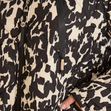 Стилно яке с качулка и абстрактен принт