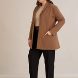 Спортно-елегантен блейзер без закопчаване - камел