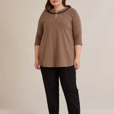 Памучна туника с ефектно деколте със сребрист акцент - мока