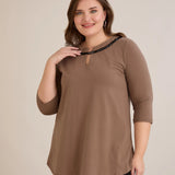 Памучна туника с ефектно деколте със сребрист акцент - мока