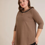 Памучна туника с ефектно деколте със сребрист акцент - мока