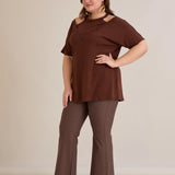 Памучна блуза с атрактивно деколте и перли - шоколад