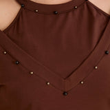 Памучна блуза с атрактивно деколте и перли - шоколад