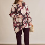 Дълга и свободна риза с абстрактен десен