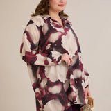 Дълга и свободна риза с абстрактен десен