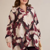 Дълга и свободна риза с абстрактен десен