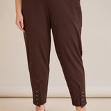 Еластичен дамски панталон с копчета - шоколад