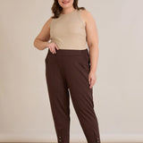 Еластичен дамски панталон с копчета - шоколад