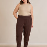 Еластичен дамски панталон с копчета - шоколад