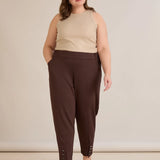 Еластичен дамски панталон с копчета - шоколад