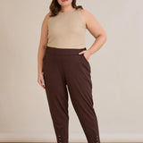 Еластичен дамски панталон с копчета - шоколад