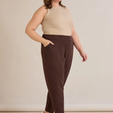 Еластичен дамски панталон с копчета - шоколад