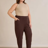 Еластичен дамски панталон с копчета - шоколад