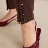 Еластичен дамски панталон с копчета - шоколад