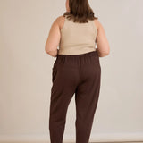 Еластичен дамски панталон с копчета - шоколад