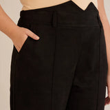 Елегантен панталон с ръб и висока талия - черен