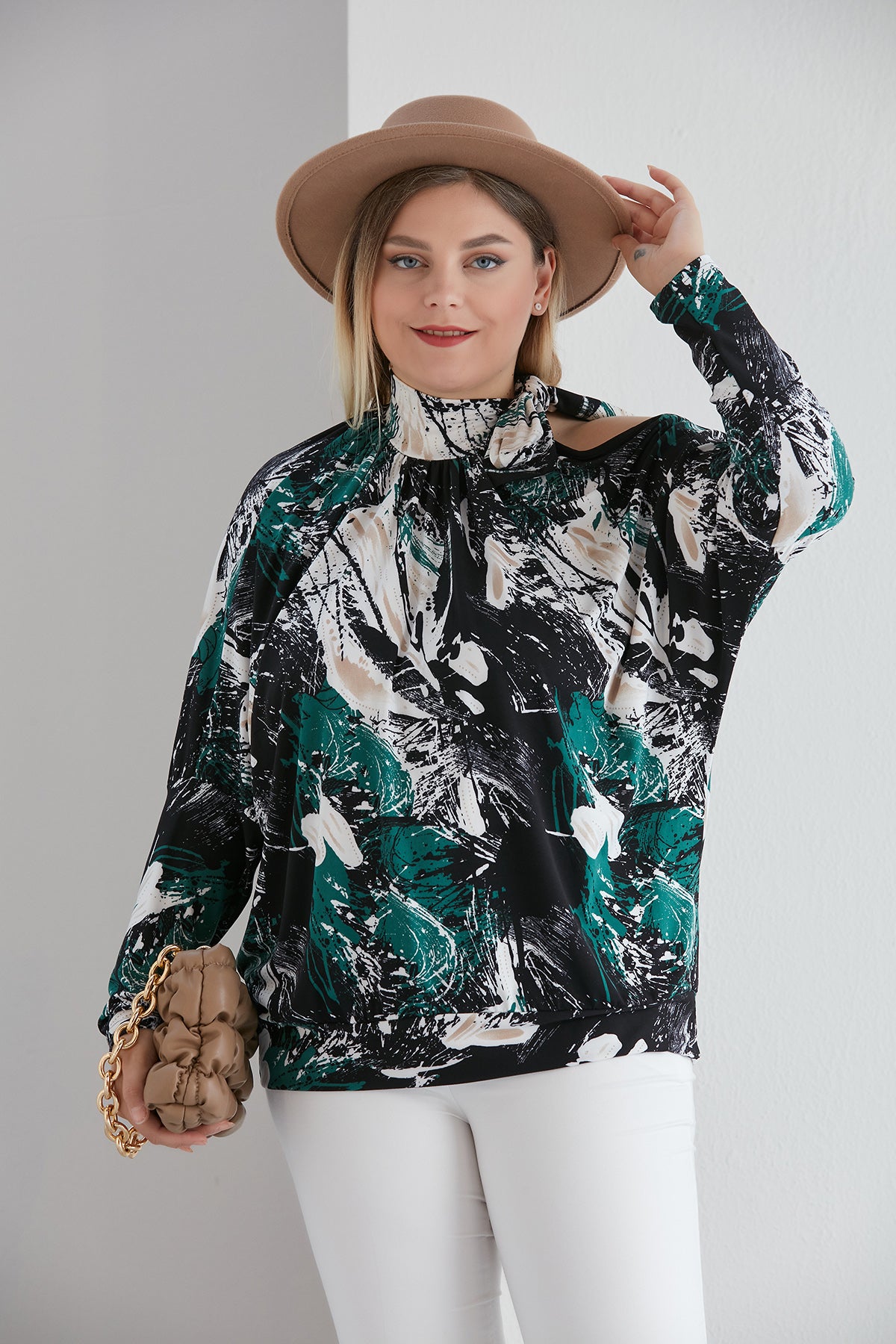 Блуза в големи размери с голо рамо - зелен