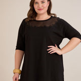 Памучна тениска с мрежа е бродерия-черна